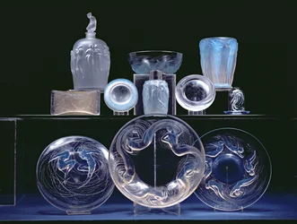 Auswahl an Flaschen, Tellern und Gläsern (Glas)